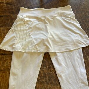 Tuckernuck TNUCK Sport Compression Skirted Capri Leggings White sz M Active